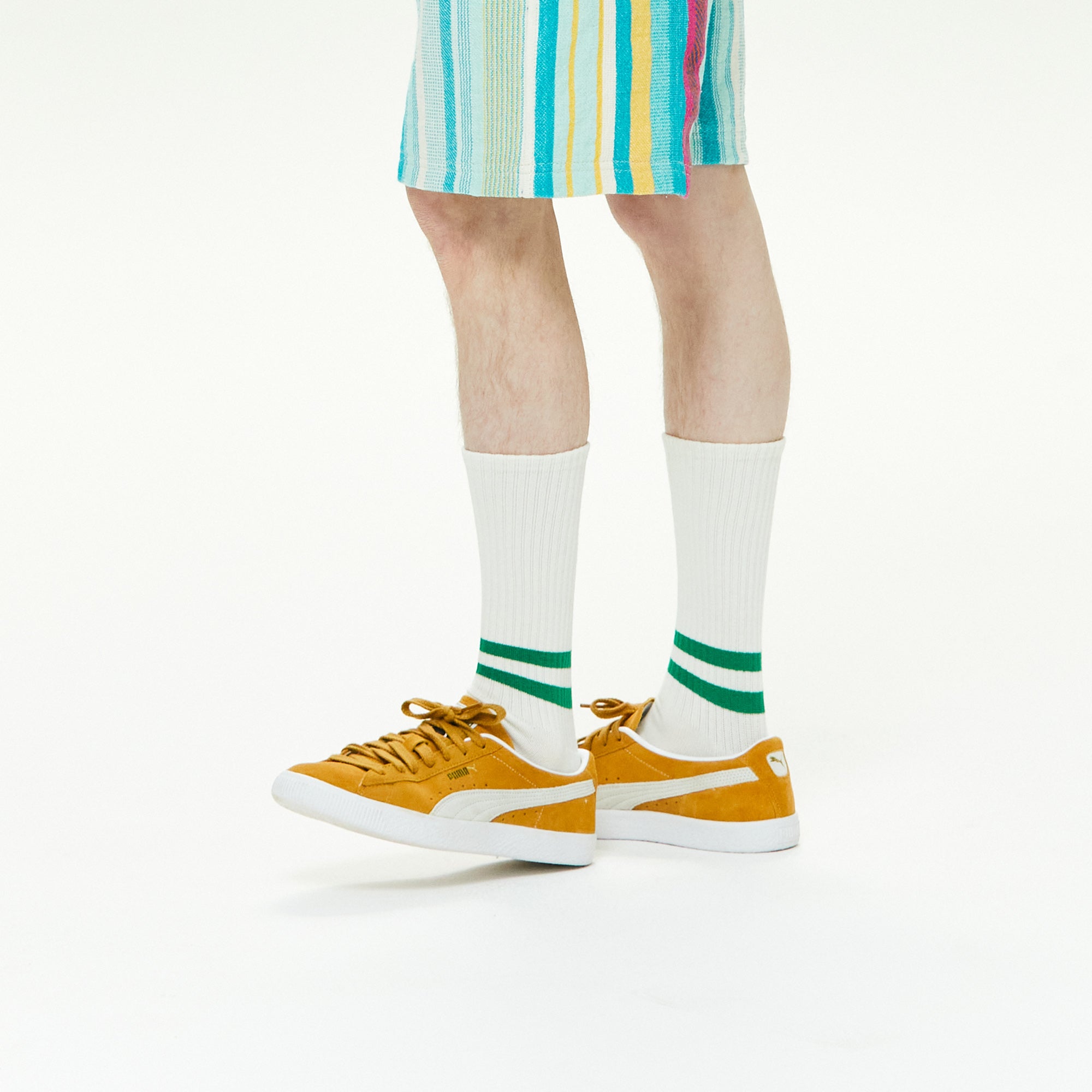 A person wearing a pair of tennis shoes.